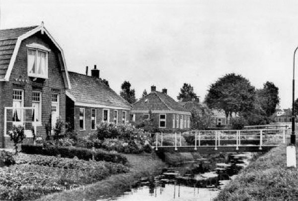 Farmsumerweg woningen achter sloot.jpg